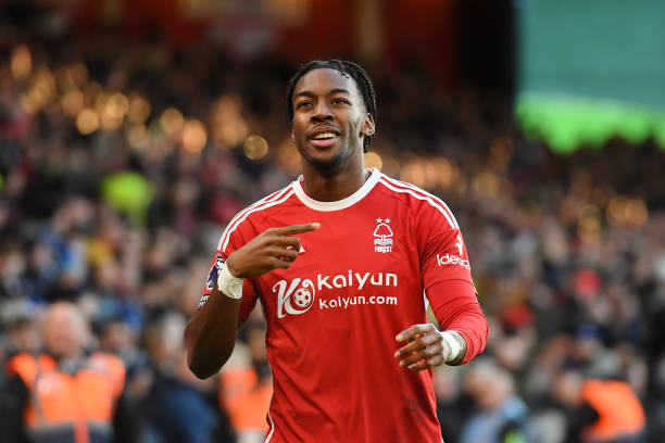 一个高压逼 一个高压逼